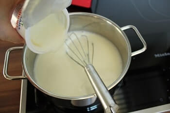Joghurt zum Impfen in die warme Milch geben