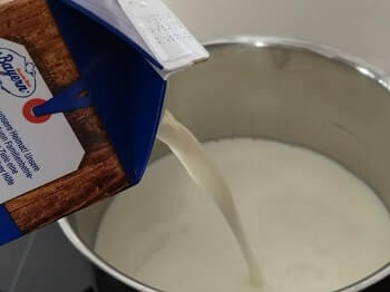 Milch in einen Topf geben um Joghurt selber zu machen