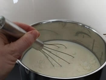 Milch mit einem Schneebesen gut verrühren zum Joghurt machen