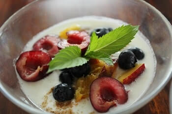 Selbst gemachter Joghurt mit frischen Früchten
