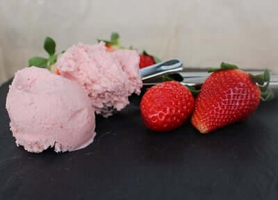 Erdbeereis Rezept - Erdbeereis selber machen - selbst gemachtes Erdbeer Eis mit joghurt
