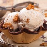 Walnusseis Rezept - Walnusseis mit karamelisierten Nüssen selber machen
