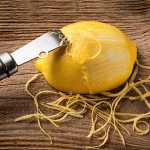 Zitronenzesten mit Zestenreisser herstellen